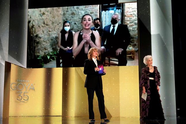 La actriz española Patricia López Arnaiz (en la pantalla) tras recibir el Premio Goya a la 'Mejor Actriz Protagonista' por la película 'Ane' durante la 35ª gala de los Premios Goya en el Teatro Soho CaixaBank de Málaga, Andalucía, España, el 06 de marzo de 2021. (Cine, España) EFE/EPA/MIGUEL A. CORDOBA