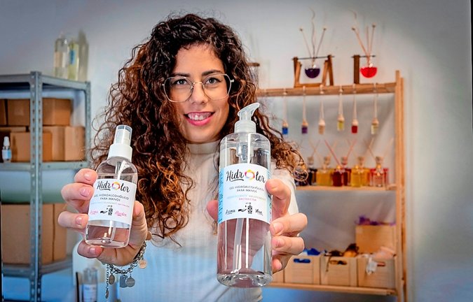 La empresaria Raquel Múñoz muestra sus productos en su nave de Cabezón de la Sal. / EFE/ Román G. Aguilera