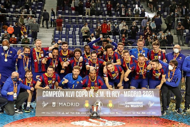 La plantilla del Barcelona celebrando la Copa de rey. / efe