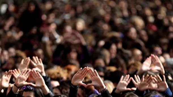 Mujeres con las manos levantadas durante la huelga feminista del año pasado en San Sebastián. EFE