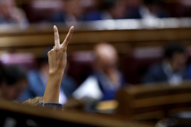 GRA305. MADRID, 30/05/2017.- Una diputada socialista durante una de las votaciones en la última jornada de debate en el Pleno del Congreso de los Presupuestos Generales del Estado de 2017. EFE/Chema Moya