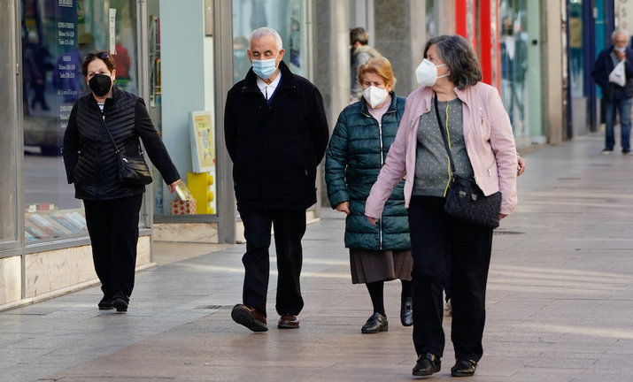 Varias personas con mascarilla caminan por el centro de Santander. / HARDY