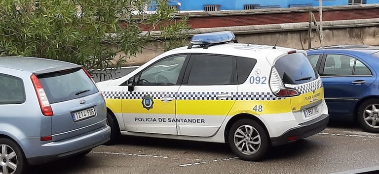 Vista de un vehículo de la Policía Local de Santander. / S. DÍAZ