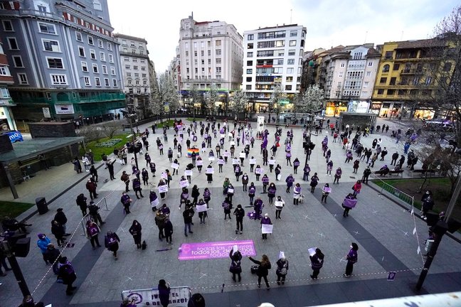 Cerca de 200 mujeres reivindicar el Día Internacional de la Mujer en la plaza del Ayuntamiento de Santander. / Hardy