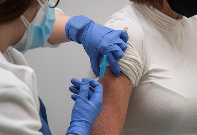 Una mujer recibe la vacuna. EFE/Atienza