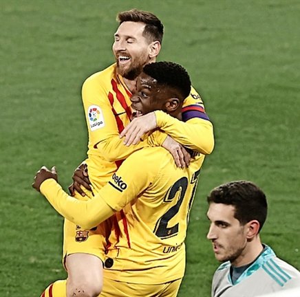 Leo Messi e Ilaix Moriba se abrazan para celebrar un gol. / EFE