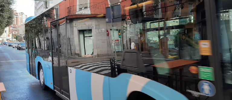 Un autobús de transporte público urbano circula por la calle San Emeterio. / ALERTA