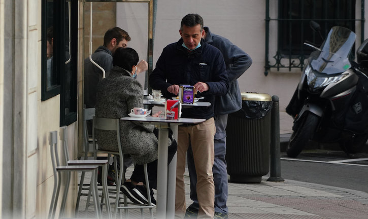 Un ciudadano desayuna en un establecimiento hostelero del centro de Santander. / HARDY