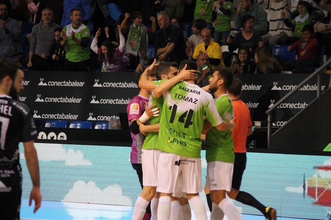Jugadores del Palma Futsal celebran unidos un triunfo. / E. PRESS