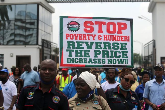 A worker holds a banner during a protest by the Nigeria Labour Congress (NLC) members, ahead of a planned nation-wide strike by the NLC, in Ikeja district in Lagos, Nigeria, 10 March 2021. The umbrella body of public workers in Nigeria, NLC protested on the streets of Lagos and other states in Nigeria on matters affecting their members, particularly on a planned removal of the minimum wage from the Federal government excLusive list by the Nigerian senate. (Protestas) EFE/EPA/AKINTUNDE AKINLEYE