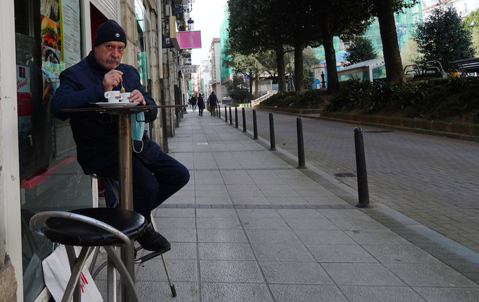 Un ciudadano toma un café en un establecimiento de hostelería en el centro de Santander. / HARDY