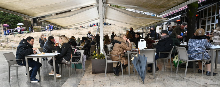 Varias personas en una cafetería en el centro de Santander. / HARDY