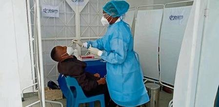 Un hombre se somete a una prueba de diagnóstico del virus por parte del personal de Sant’Egidio en Maputo CSE