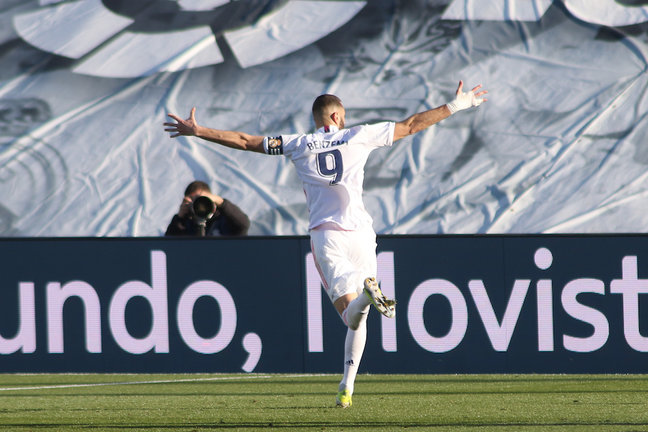 Karim Benzema celebra uno de sus dos goles ante el equipo valenciano. / E. PRESS
