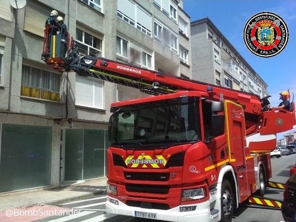 Los bomberos retiran de una fachada cascotes con riesgo de caída. / E. PRESS - ARCHIVO