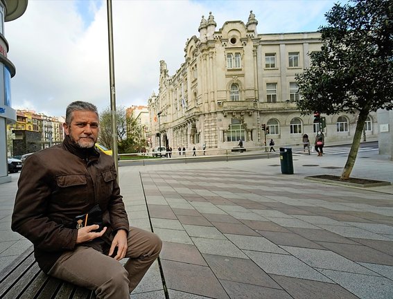 El concejal y portavoz del Ayuntamiento de Santander, Javier Ceruti posa para el fotógrafo en un banco de la calle Juan de Herrera de la ciudad. / HARDY