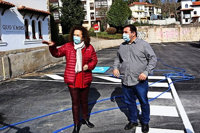La alcaldesa de Comillas, Teresa Noceda, en el nuevo aparcamiento. / Alerta