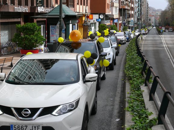 Caravana de vehículos en Santander en protesta por la alta interinidad del empleo en las Administraciones Públicas