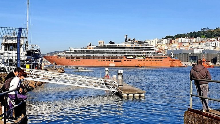 El crucero ‘Evrima’ zarpa de Vigo hacia Cantabria