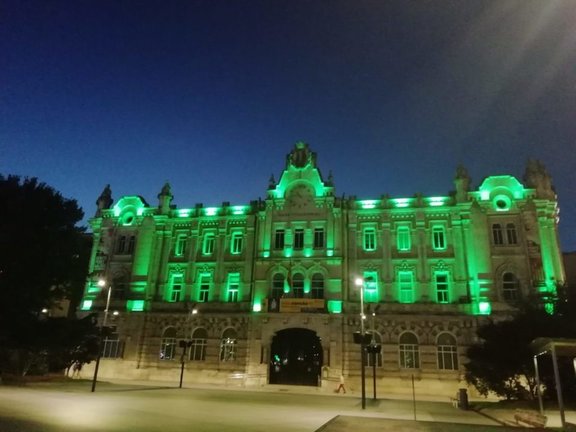 La fachada del Ayuntamiento de Santander de verde en una foto de archivo.