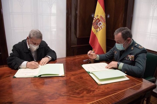 El director Adjunto Operativo (DAO) de la Guardia Civil, Pablo Salas, firma un convenio con la Federación Española de Asociaciones de Amigos del Camino de Santiago. / E. PRESS
