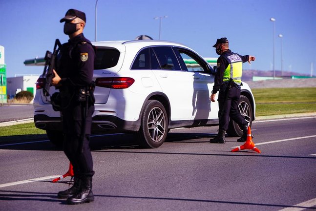 Agentes del cuerpo de Policía Nacional realizan un control en una autovía durante un cierre perimetral. EFE/Jorge Zapata/Archivo