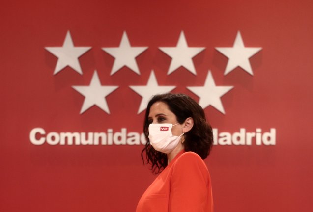 La presidenta de la Comunidad de Madrid, Isabel Díaz Ayuso, a su llegada a una rueda de prensa convocada tras la reunión del Plan Territorial de Protección Civil de la Comunidad de Madrid (PLATERCAM), en la Real Casa de Correos, en Madrid (España), a 15 d