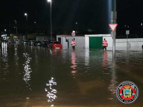 Inundaciones en el barrio Santiago el Mayor, junto a la ría de Raos. / E. PRESS