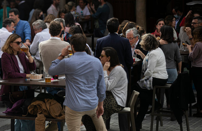 Personas en la terraza de un bar en Sevilla. / E. PRESS
