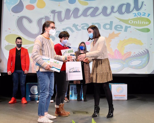 La alcaldesa de Santander, Gema Igual, entrega los premios del concurso de Carnaval 2021. / E. PRESS