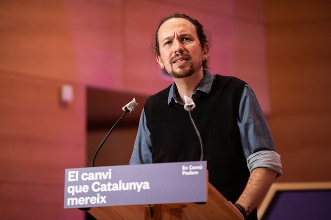 Archivo - (I-D) El secretario general de Podemos, Pablo Iglesias, interviene durante el acto central de campaña de En Comú Podem para las elecciones catalanas, en Santa Coloma de Gramanet, Barcelona, Catalunya (España), a 6 de febrero de 2021.