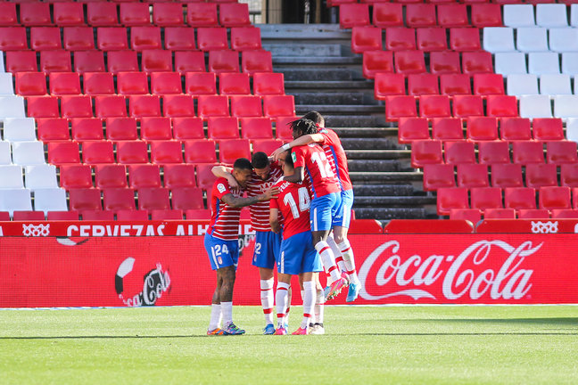 Los jugadores del Granada celebran un gol. / E. PRESS