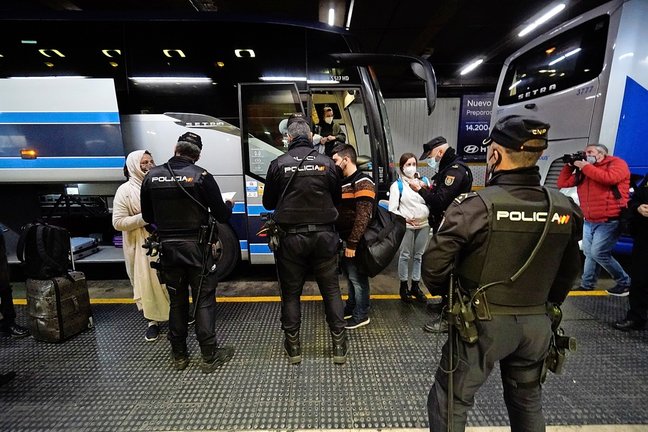 Agentes de la Policía Nacional en la estación de autobuses de Santander. / Hardy