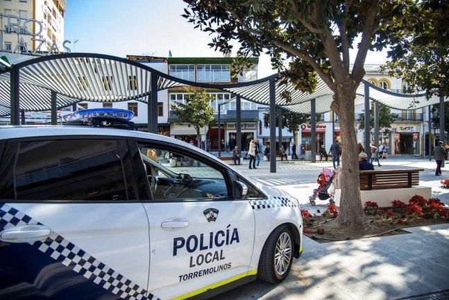 Málaga.-Sucesos.-Policía de Torremolinos interviene en un coche una botella de gas de la risa y 33 cápsulas para inhalar