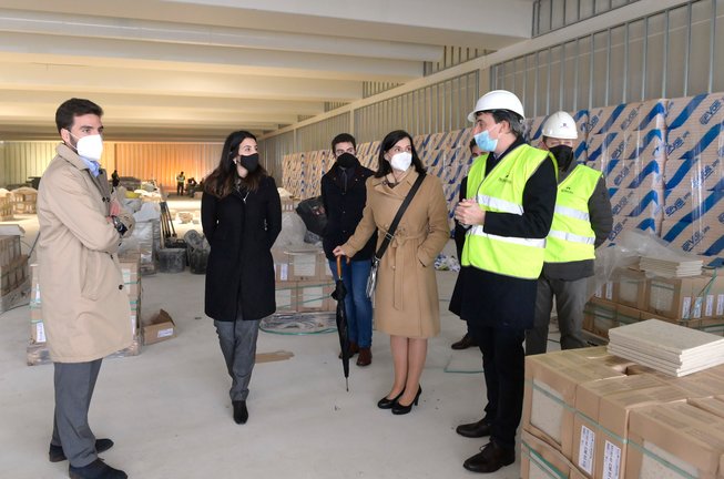 Alcaldesa y concejales de Santander visitan las obras del Lidl de La Albericia. / E. PRESS