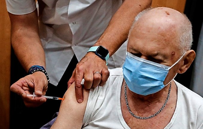 Una persona recibe la vacuna Pfizer-BioNTech durante la campaña de vacunación en Francia. / Guillaume Horcajuelo
