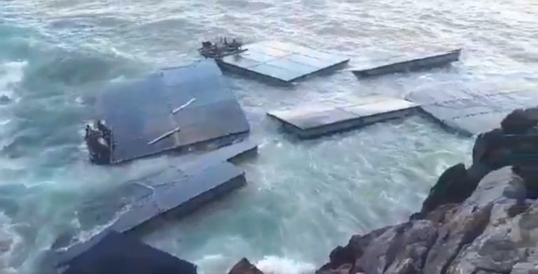 Muelle flotante de Castro Urdiales arrastrado por las olas. / E. PRESS