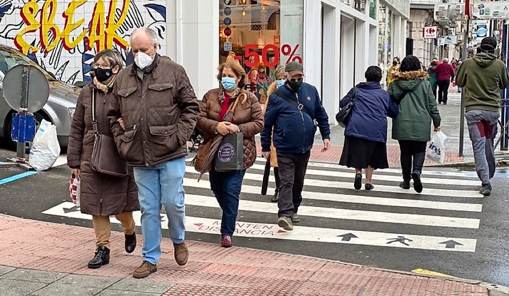 Viandantes con mascarillas paseando por las calles de la capital cántabra. / ALERTA