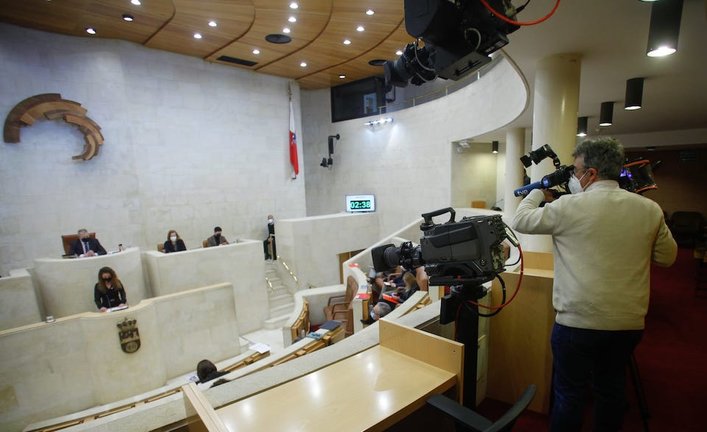 Las cámaras de TVE grabando un momento de la sesión parlamentaria. / ALERTA