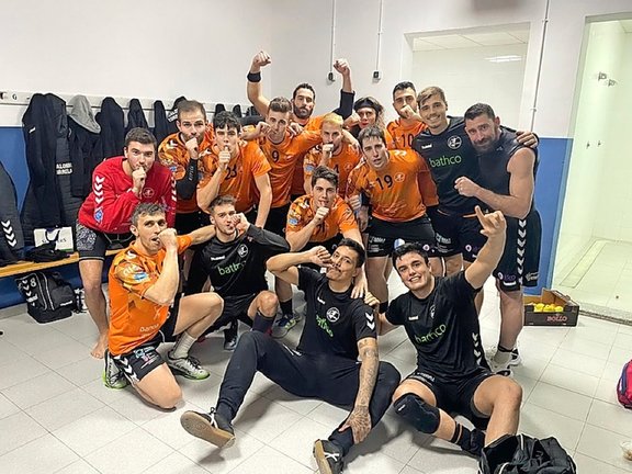 Los jugadores del Balonmano Torrelavega celebrando una victoria. / alerta