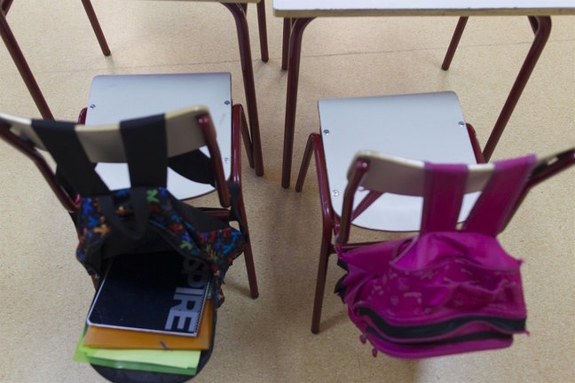 Un par de mochilas en un aula escolar. / E. Press