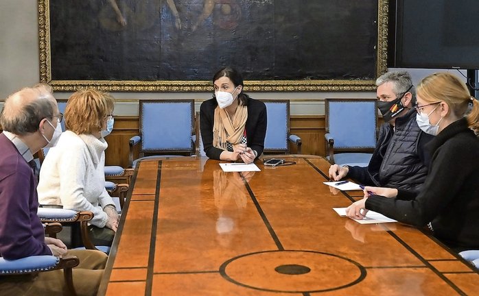 Reunión de la alcaldesa, Gema Igual, con la hija de Matilde Camus, Matilde Guisández. / ALERTA