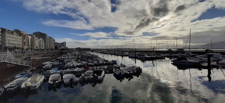 Vista del puerto de Puertochico en Santander.