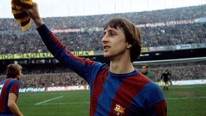 Presentación en la temporada 1973/74 del ex jugador holandés del Ajax, Johan Cruyff, vistiendo por primera vez, la camiseta blaugrana para participar en un entrenamiento con en Barça. EFE/Archivo