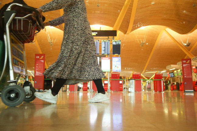 Una mujer camina con varias maletas en un carro en la terminal T4 del Aeropuerto Adolfo Suárez Madrid-Barajas, en Madrid (España). / Ricardo Rubio