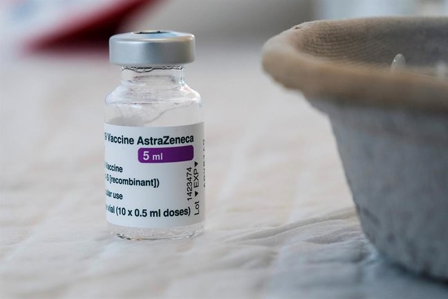 Vista de un vial de la vacuna de AstraZeneca. EFE/Sergio G. Canizares/Archivo