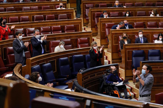 El vicepresidente segundo, Pablo Iglesias (d), recibe los aplausos del Gobierno y de la bancada socialista tras su discurso de despedida. /Chema Moya