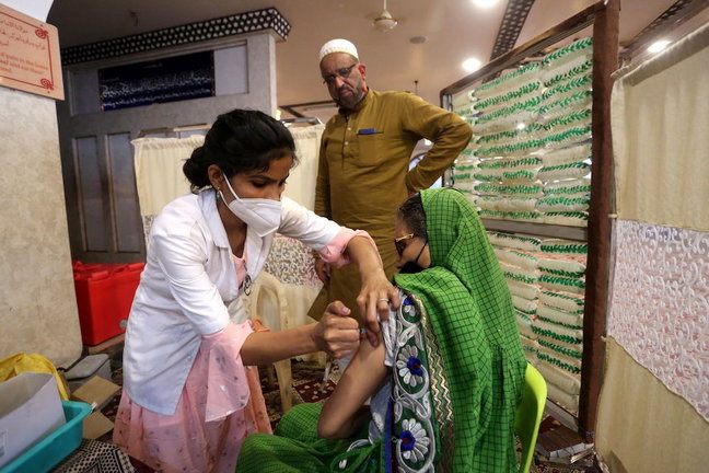 Una sanitaria aplica una vacuna en la India. / Sanjeev Gupta