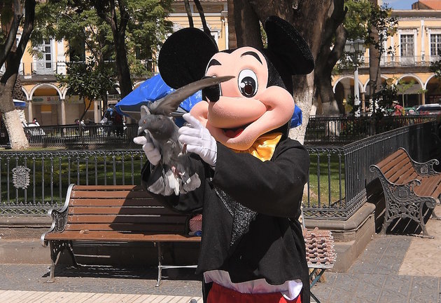 El joven Armando de 19 años se disfraza de Mickey Mouse para ganarse la vida. / Jorge Abrego