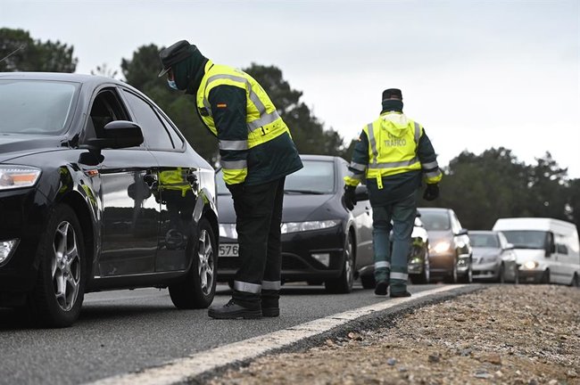 Varios guardias civiles de tráfico montan un control de carretera en la AP-6, este viernes, a la altura de la localidad madrileña de Guadarrama. EFE/Fernando Villar